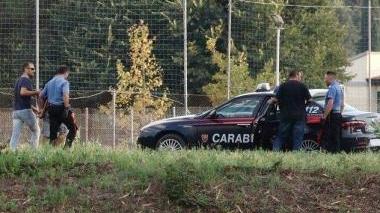 Uno degli arrestati tra due carabinieri (Foto Walter Moretti)