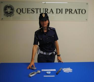 Una poliziotta mostra gli oggetti sequestrati