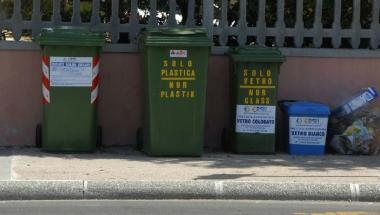 Bidoni per la raccolta differenziata a Marina 