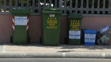 Bidoni per la raccolta differenziata a Marina