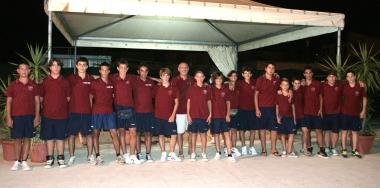 Sopra la formazione del Vada che si appresta a disputare il campionato di Seconda categoria grazie al ripescaggio della federazione Sulla panchina dei granata c&egrave; Eros Chesi In alto a sinistra la rosa dei Giovanissimi A allenati da Mirko Rossi. Sulla sinistra ecco i giocatori della squadra Juniores guidata dallallenatore Riccardo Bitossi Sulla destra i baby granata dei Pulcini anno 2005 allenati dalla coppia Marcellini-Giomi 