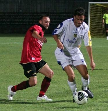 Il centrocampista azzurro Taddei in azione    