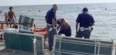 A sinistra poliziotti sul luogo dove &egrave; stato adagiato il corpo e a destra il medico del 118 che &egrave; intervenuto 
