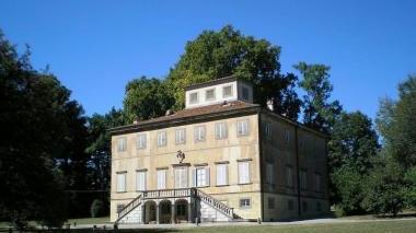 Villa Mazzarosa e un gruppo di mongolfiere in volo sulla Piana