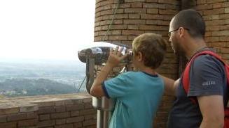 A destra due turisti sulla sommità della Rocca di San Miniato e l’assessore al turismo Giacomo Gozzini