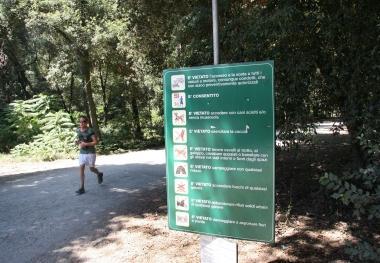<b>PARCO DELLA VERSILIANA. </b> Il rifugio naturale per gli amanti del jogging, delle passeggiate in bici o a cavallo &egrave; carico di divieti mai fatti rispettare 