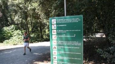 <b>PARCO DELLA VERSILIANA. </b> Il rifugio naturale per gli amanti del jogging, delle passeggiate in bici o a cavallo è carico di divieti mai fatti rispettare