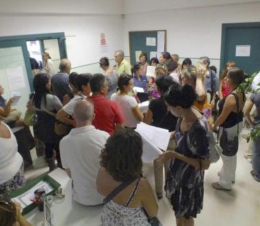 Due immagini delle file al provveditorato 