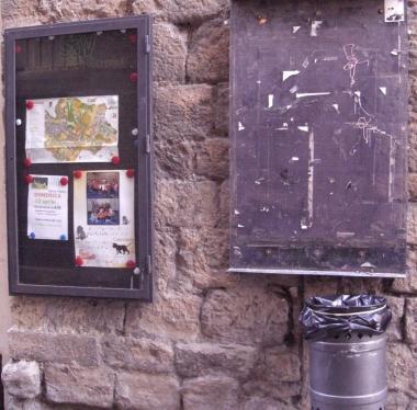 Due delle bacheche affisse ai palazzi del centro storico nel mirino del sindaco 