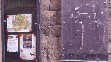 Due delle bacheche affisse ai palazzi del centro storico nel mirino del sindaco