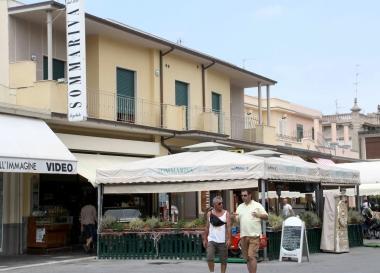 <b>BATTAGLIA.</b> Tavoli di un locale In basso, Roberto Vannozzi     
