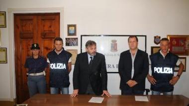 Gli investigatori della polizia illustrano l’operazione (Vip)