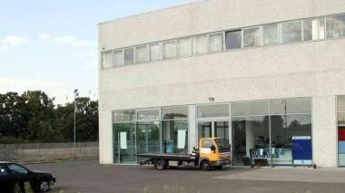 Il capannone del salone auto vuoto