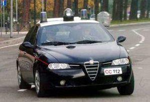 Una pattuglia di carabinieri e, a sinistra, il tribunale di Massa 