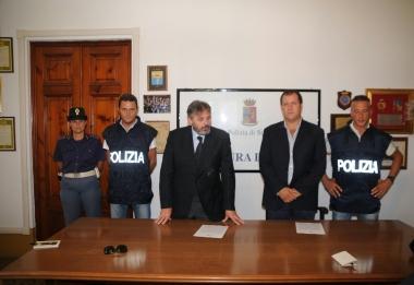 Gli investigatori della polizia illustrano l’operazione (Vip)
