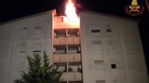Incendio distrugge una mansarda, evacuato l'immobile - Foto