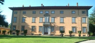 Allarme incendi: le fiamme minacciano villa Oliva