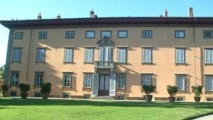 Allarme incendi: le fiamme minacciano villa Oliva