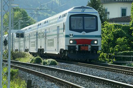 Perdono il portafoglio nel water del treno lo cercano a piedi sui binari, denunciati