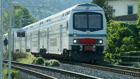 Perdono il portafoglio nel water del treno lo cercano a piedi sui binari, denunciati