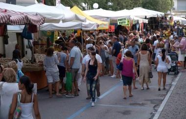 <b>FOLLA:</b> Turisti tra le bancarelle alla scorsa edizione di S. Ermete          