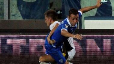 Flavio Lazzari fermato fallosamente da un giocatore campano
