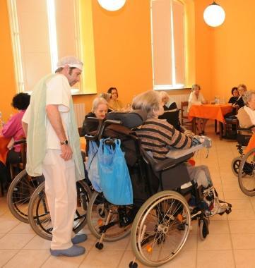 Anziani nella residenza assistita di via S. Chiara (Vip) 
