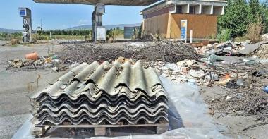 Amianto e rifiuti nel piazzale del distributore abbandonato