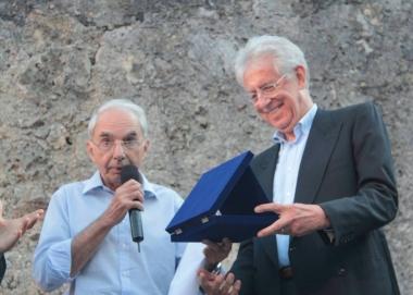 <b>CERIMONIA</b> Mario Monti insieme a Giuliano Amato    