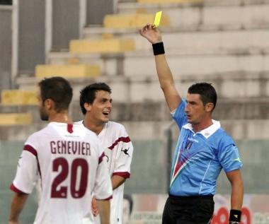 <b>GIALLO. </b>Larbitro Palazzino ammonisce Lorenzo Remedi per un fallo a met&agrave; campo     