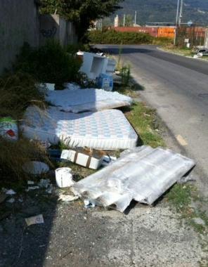 <b>IL LETTO.</b> Materassi abbandonati lungo via Dorsale nella zona industriale     