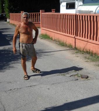 Una buca e un tombino in due strade massesi  