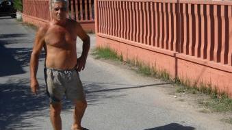 Una buca e un tombino in due strade massesi