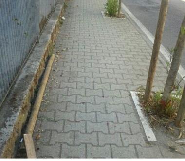 Uno dei paletti divelti 