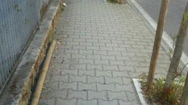 Uno dei paletti divelti