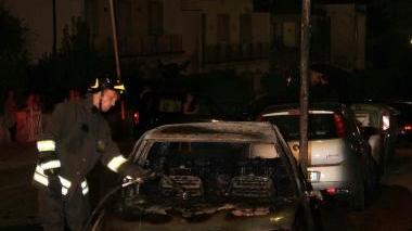 I vigili del fuoco impegnati nell’opera di spegnimento