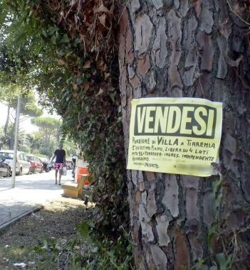La pubblicità? Affissa sui pini