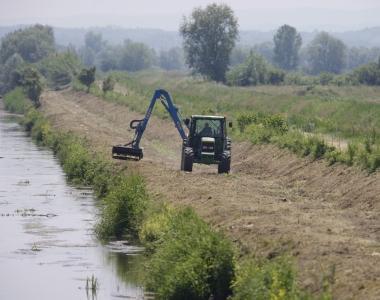 Lavori sullargine di un corso dacqua da parte del Consorzio di Bonifica 