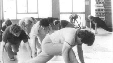Anziani impegnati in esercizi di ginnastica