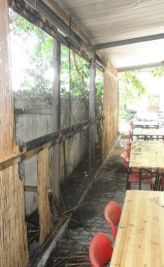 La pizzeria danneggiata dalle fiamme
