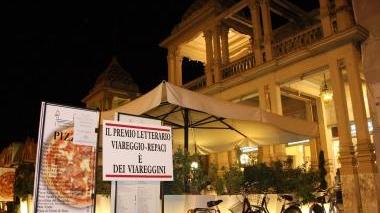 I cartelli esposti fuori dal Margherita