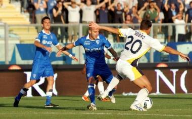 A sinistra Cesaretti anticipato da Fabbro prima di essere costretto a uscire per un infortunio Sotto la gioia degli azzurri dopo il gol del 2-1 di Ciccio Tavano In basso a destra Busc&eacute; in azione e a sinistra il portiere Pelagotti 