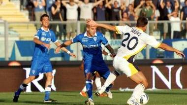 A sinistra Cesaretti anticipato da Fabbro prima di essere costretto a uscire per un infortunio Sotto la gioia degli azzurri dopo il gol del 2-1 di Ciccio Tavano In basso a destra Buscé in azione e a sinistra il portiere Pelagotti