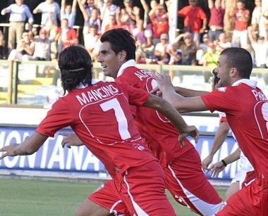 <b>PRIMO GOL</b> Luis Maria Alfageme corre verso la panchina inseguito dai compagni per festeggiare l1-0 al 20 del primo tempo    