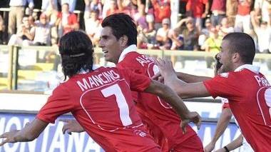 <b>PRIMO GOL</b> Luis Maria Alfageme corre verso la panchina inseguito dai compagni per festeggiare l’1-0 al 20’ del primo tempo