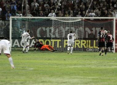 <b>DECISIVO. </b>Federico Dionisi su rigore spiazza Belec per la seconda volta: &egrave; il gol del colpaccio     