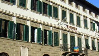 Sopra Palazzo Stefanelli sede del Comune Qui a fianco Giacomo Boldrini