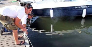 <b>IL LUOGO.</b> Carlo Pucciarelli indica il punto in cui ha trovato la medusa 