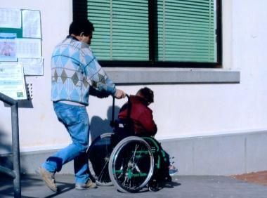 Un alunno in carrozzina alluscita da scuola, lassistenza a questi ragazzi messa in pericolo a causa dei tagli 