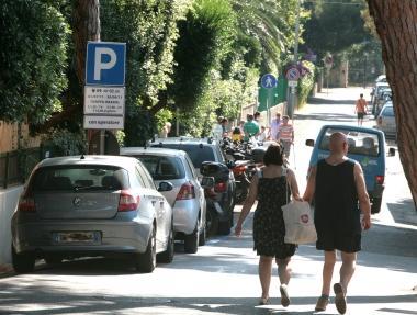 Un parcometro e a destra uno scorcio di via Biagi 